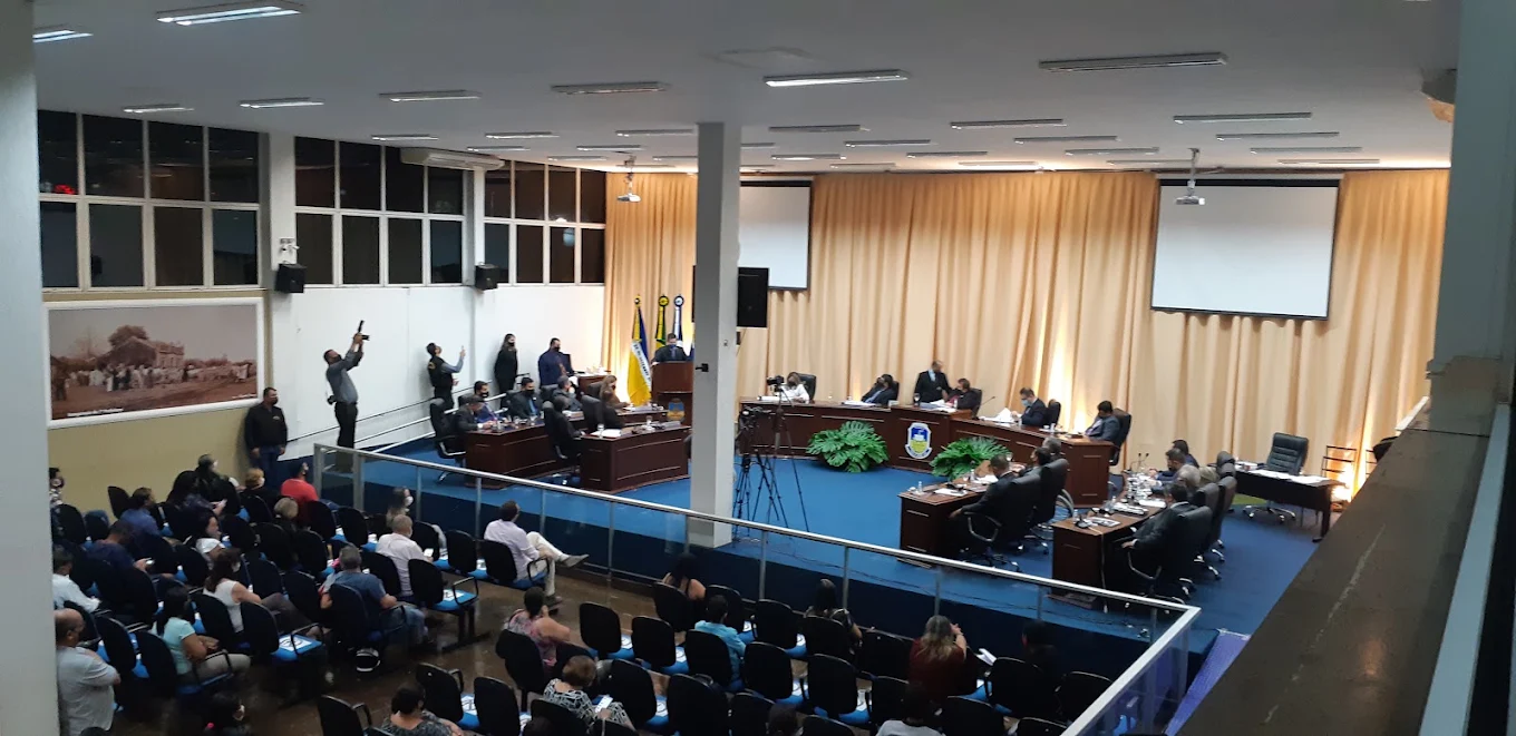 Representantes públicos reunidos em torno de uma mesa durante agenda institucional