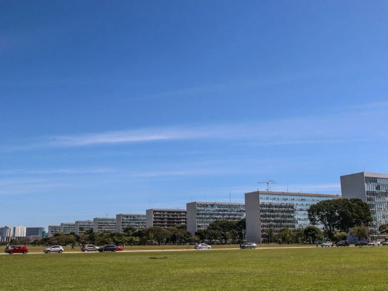 Orçamento de 2027 tem salário mínimo de R$ 1.741 e redução de despesas com pessoal 